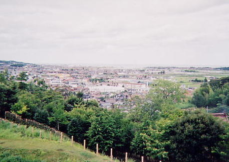 小丸山古墳から益田平野を望む（1999年撮影）　