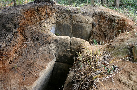 伊賀見1号墳　石棺式石室2（2004年1月18日撮影）