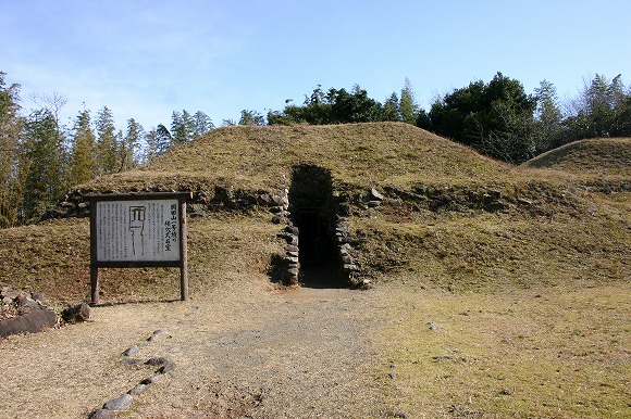 岡田山1号墳　横穴式石室開口部（2004年1月12日撮影）