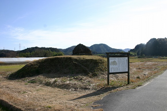 岩屋後古墳（北西から、2004年1月12日撮影）