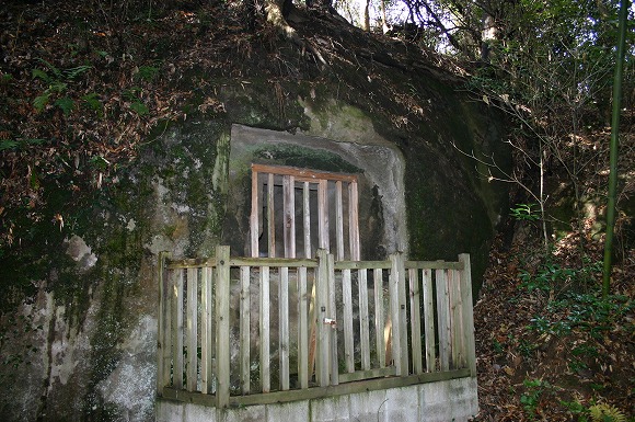 岩屋寺跡横穴3（2004年1月18日撮影）