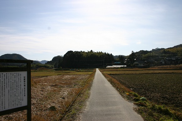 岩屋後古墳から御崎山古墳を見る（2004年1月12日撮影）