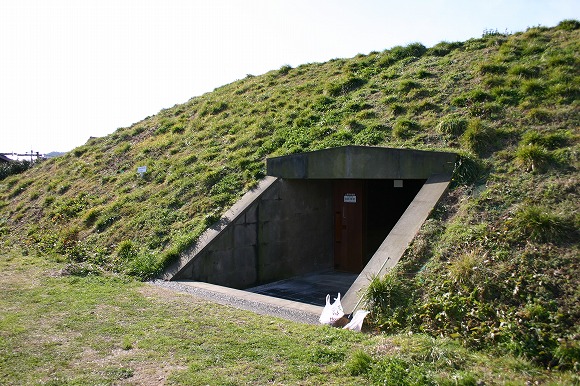 山代二子塚古墳　土層断面見学室入口（2004年1月12日撮影）