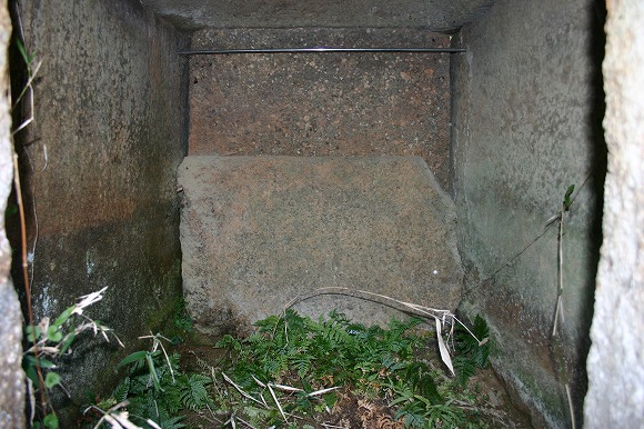 岩屋古墳　石棺式石室内部（2004年2月8日撮影）