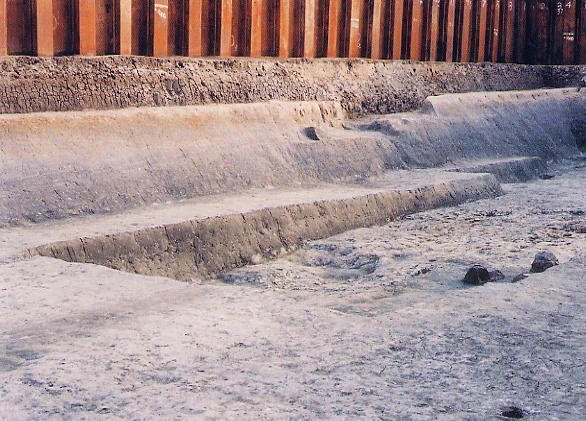 島根大学構内遺跡10次調査（橋本地区3）　南壁断面（A区・第1～4層・北東から）