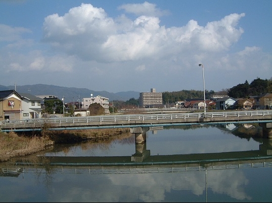 西川津遺跡・原の前遺跡（橋本橋から、2004年1月4日撮影）