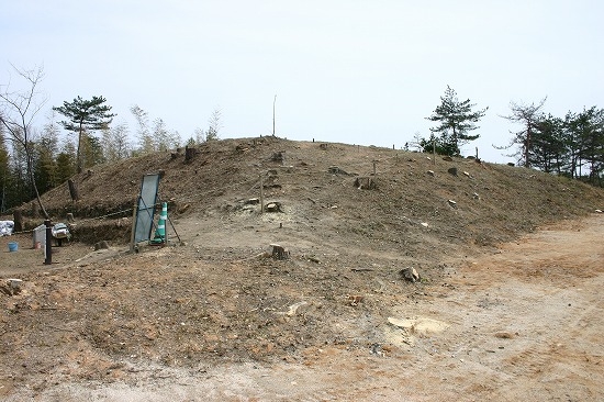 西谷3号墓（北西から、2004年3月27日撮影）