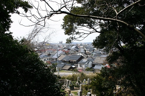 大念寺古墳墳頂部からの眺め（2004年3月27日撮影）