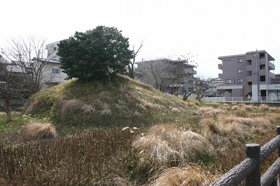 乃木二子塚古墳　後方部から前方部を見る（2004年2月8日撮影）