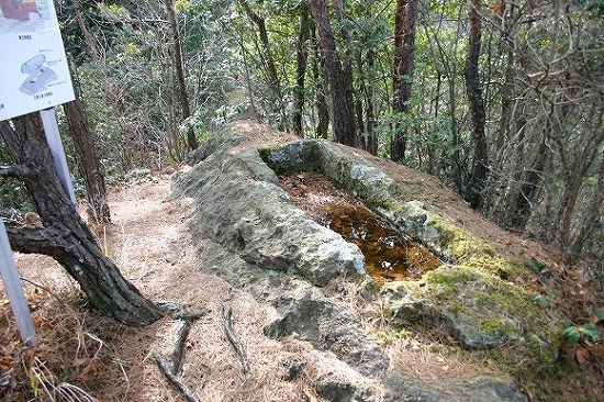 大草岩舟古墳（2004年1月12日撮影）
