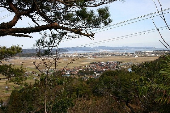 大草岩舟古墳から意宇平野と中を望む（2004年1月12日撮影）