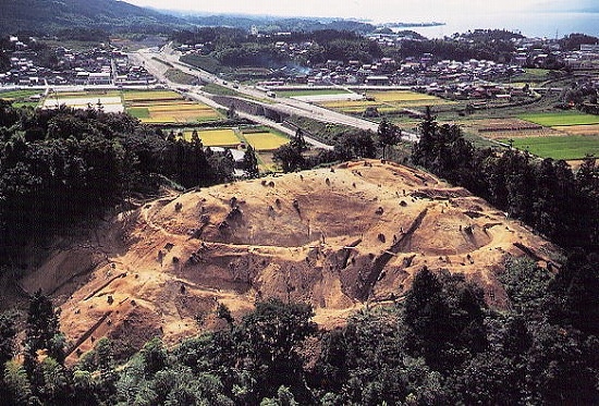 田和山遺跡　全景（東からみる・1999年10月撮影）