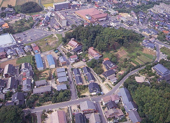 山代二子塚（中）、大庭鶏塚（奥）、山代方墳（手前）