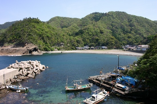 遺跡前面の入り江（2004年4月25日撮影）