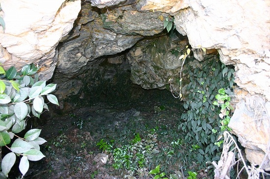 小浜洞窟遺跡近景（2004年4月29日撮影）