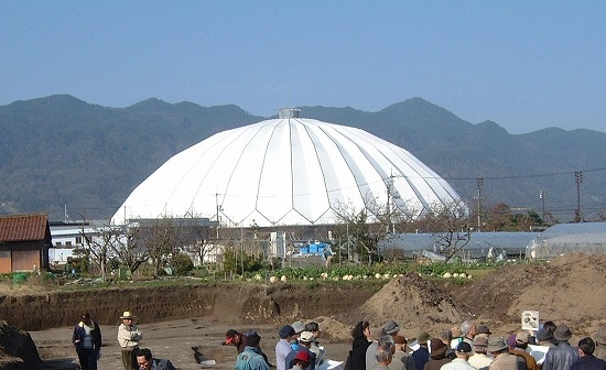 矢野遺跡から出雲ドームを見る（2003年3月2日撮影）