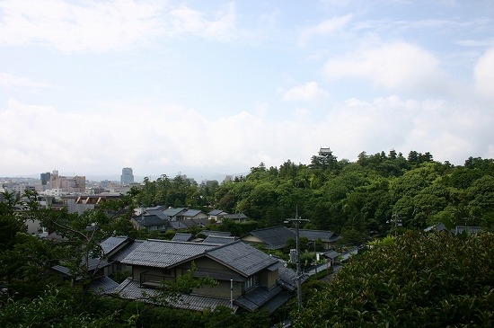 明々庵から見た松江城（2004年7月3日撮影）