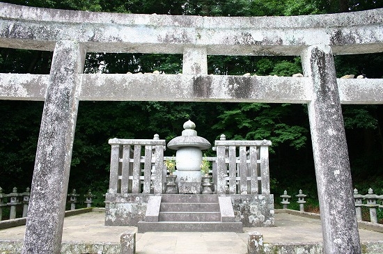 7代不昧公御廟（2004年7月4日撮影）