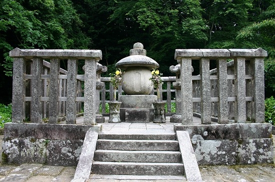 初代直政公御廟（2004年7月4日撮影）