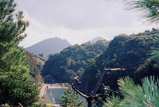 鵜の島から見た鞆ヶ浦遺跡（2003年11月1日撮影）