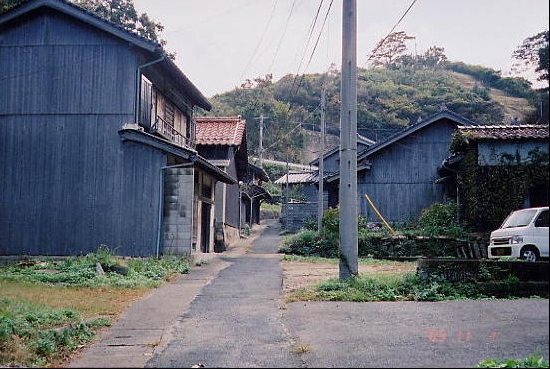 鞆ヶ浦集落近景（2003年11月1日撮影）