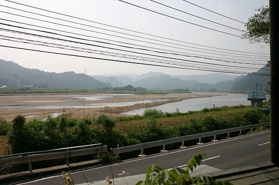 来原岩樋から見た斐伊川（2004年7月24日撮影）