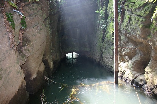 来原岩樋近景（2004年7月24日撮影）