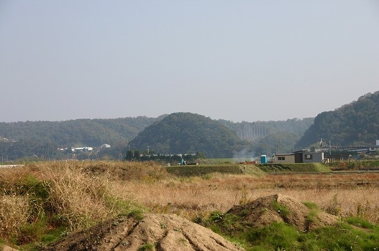 安富城跡遠景（2004年11月8日撮影）