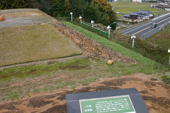 塩津山1号墓南東隅（2004年11月20日撮影）