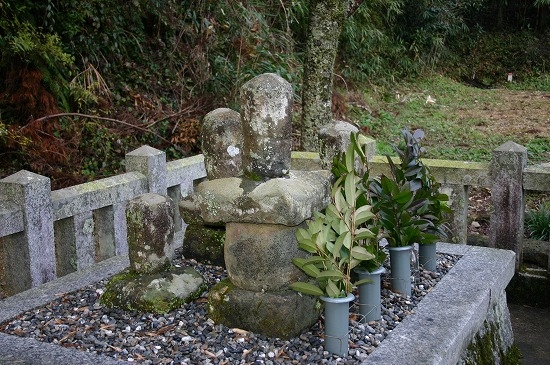 尼子国久親子の墓（2004年12月19日撮影）