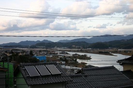 石屋古墳から大橋川を見る（2004年12月30日撮影）