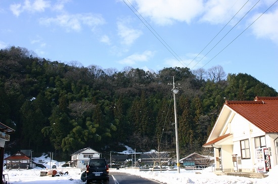 三俣城跡遠景（2005年1月2日撮影）