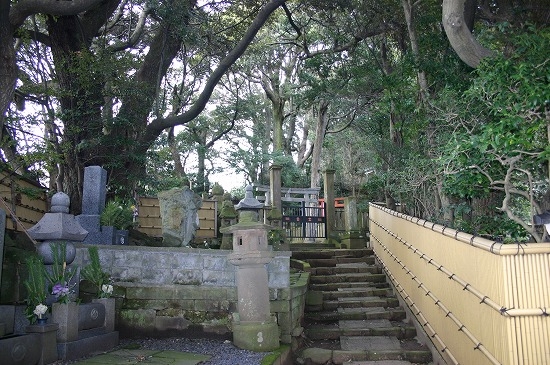 松江藩主堀尾忠晴墓所（2005年2月5日撮影）