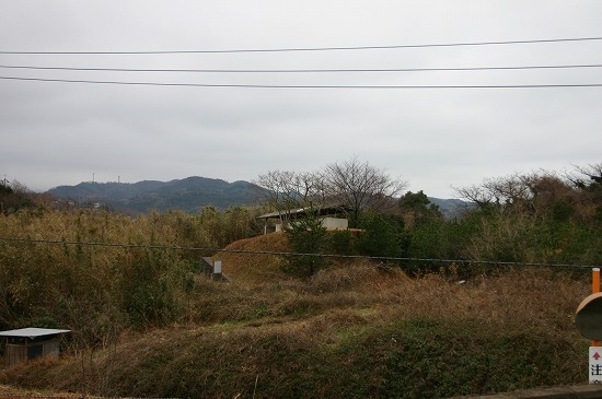 石見国分寺跡から見た石見国分寺瓦窯跡（2005年2月16日撮影）