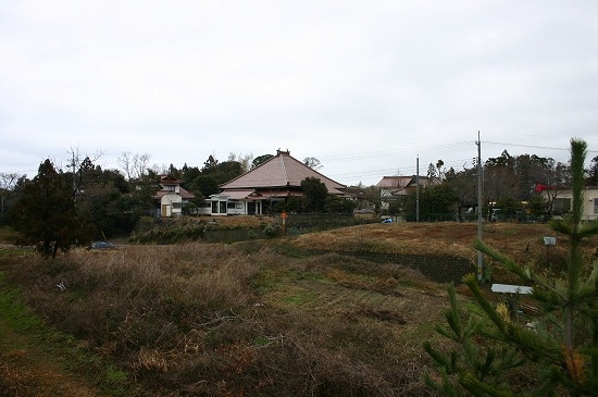 石見国分寺瓦窯跡から見た石見国分寺跡（2005年2月16日撮影）