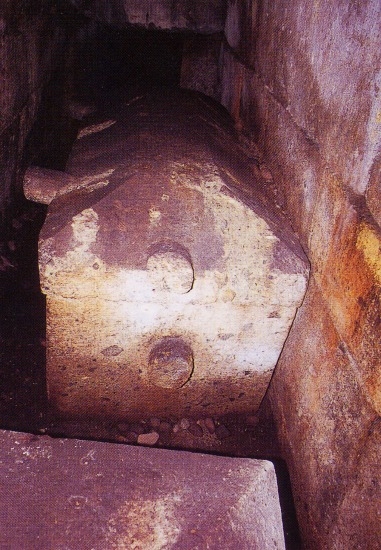 大石棺（奥壁から玄門を向く）