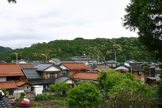 三宅御土居跡から見た七尾城跡（2005年5月6日撮影）
