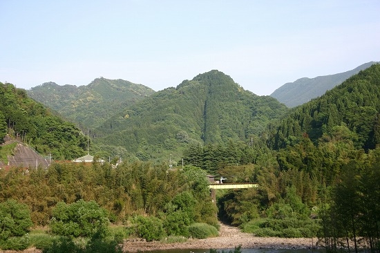 温湯城跡・会下山城跡遠景（2005年5月28日撮影）