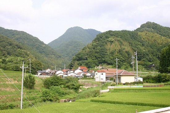 矢滝城跡と西田の集落（2005年7月30日撮影）