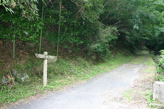 銀山街道（降路坂まで1.5㎞、2005年7月30日撮影）