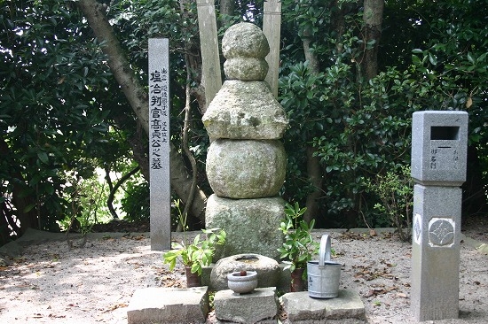 塩冶判官高貞の墓（2005年7月30日撮影）