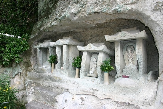 石見銀山領温泉津船表御番所跡付近の石祠（2005年8月15日撮影）