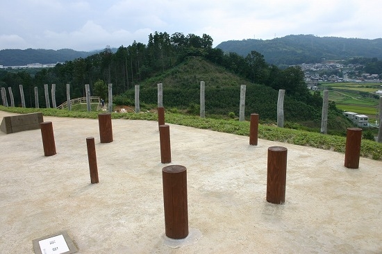 山頂部・9本柱建物跡（2005年9月10日撮影）