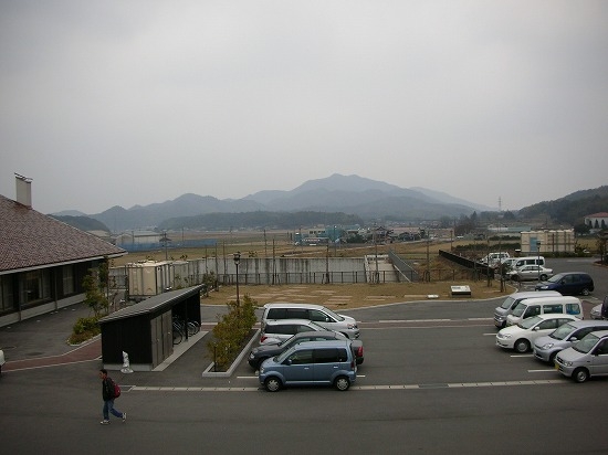 堀部第1遺跡と講武平野（2006年2月11日撮影）