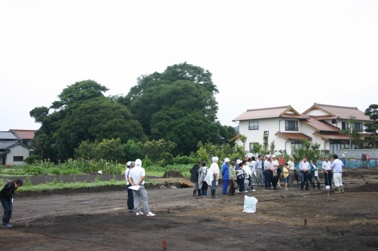 築山遺跡の現地説明会（向う側に上塩冶築山古墳，2007年7月22日撮影）