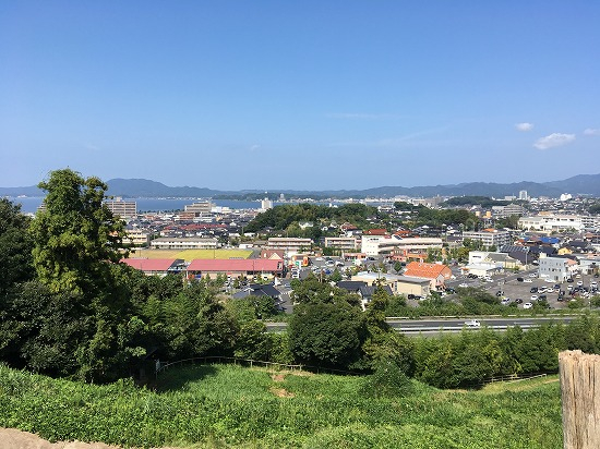 田和山遺跡から望む神後田遺跡（2019.8.5）