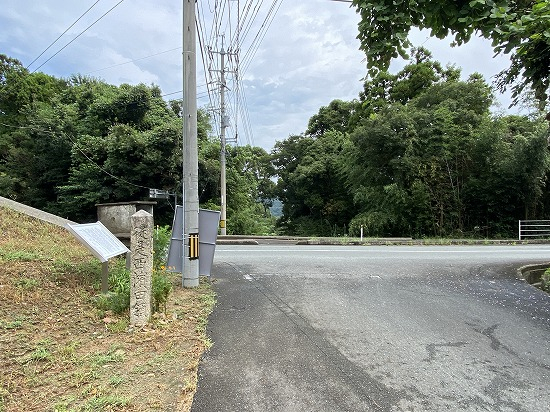 土床坂の領界標柱（西から、2025.9.8）