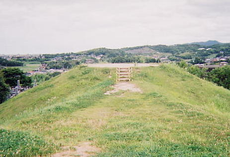 復元された小丸山古墳　前方部から後円部を望む（1999年撮影）