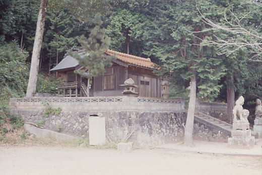 塩津神社　塩津神社古墳の付近にある神社（1995年撮影）