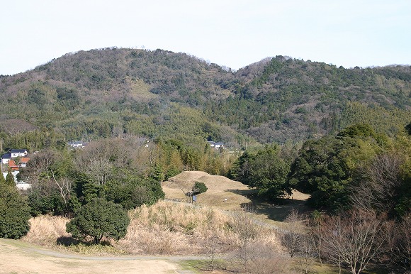 岡田山1号墳と茶臼山2（2004年1月12日撮影）